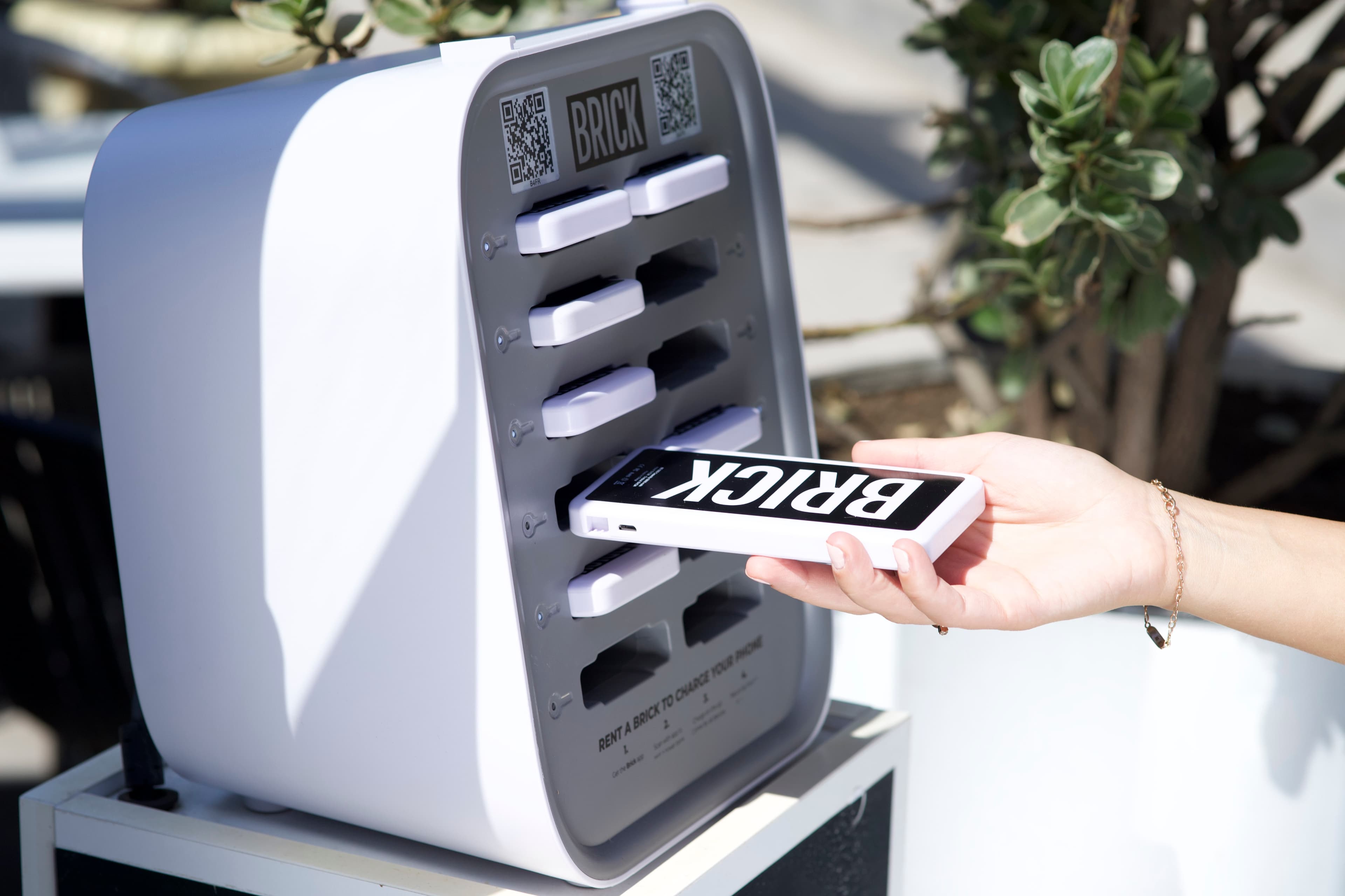 Ruka ubacuje Brick power bank u stanicu